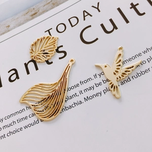 DIY Gold Legierung Hohle Anhänger Zubehör Für Handgefertigten Schmuck Blatt Vogel Feder Muster Elegante Charms Für Damen