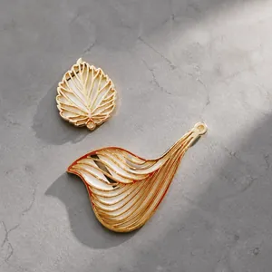 Vergoldete hohle Blatt- und Wirbel-Metallanhänger für DIY-Schmuckherstellung und Ohrringe