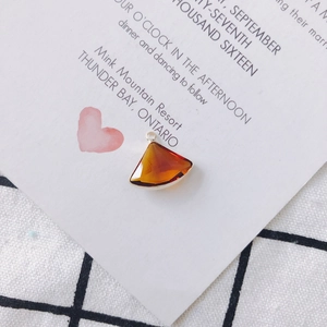 Détail d'un pendentif en cristal cognac en forme d'éventail avec bordure en métal argenté DIY