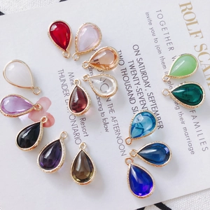 Détails macro de pendentifs en cristal goutte colorés avec bordure dorée texturée pour DIY