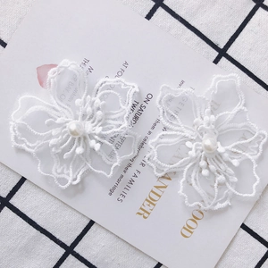 Fleurs brodées en dentelle blanche avec perle pour création de bijoux DIY et boucles