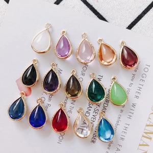 Gros plan de pendentifs en cristal en forme de goutte avec bordure dorée pour bijoux DIY
