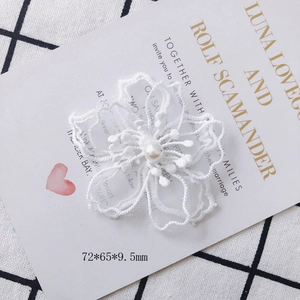 Accessoire fleur en dentelle blanche avec perle pour création de boucles d'oreilles chic