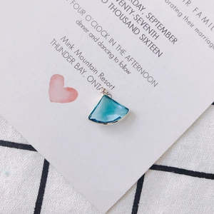 Détail d'un pendentif en cristal bleu clair avec bordure dorée pour la création de bijoux