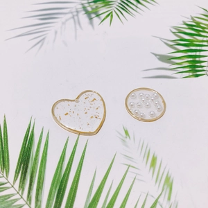 Pendenti DIY geometrici a cuore e tondi in resina con perle e inserti in foglia d'oro