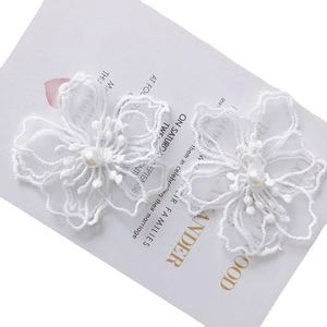 Accessoires fleurs en dentelle blanche avec broderies délicates et perle centrale