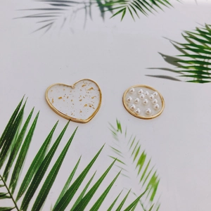 Ciondoli gioielli fai-da-te con cuore in resina foglia d'oro e perle in cornici dorate