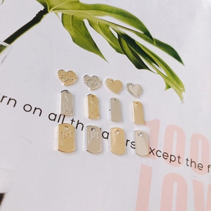 Colgantes de joyería DIY en oro y plata con grabado sobre decoración de hojas