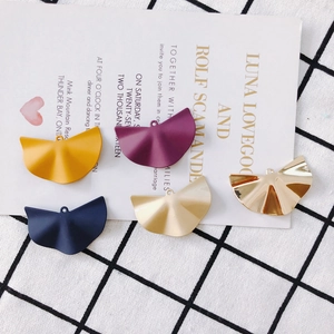 Makroansicht geometrischer fächerförmiger Legierungsanhänger in fünf Farben für DIY-Schmuck