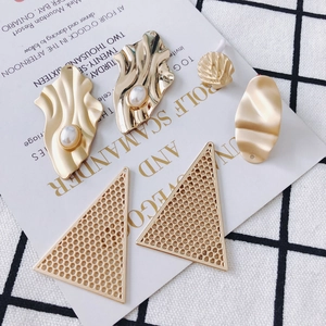 Goldene geometrische Anhänger mit Perlen und Dreiecksnetz für DIY-Ohrring-Zubehör