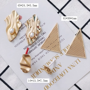 Goldene geometrische Schmuckanhänger mit Dreiecksnetz und Perlenwellen für DIY-Ohrringe