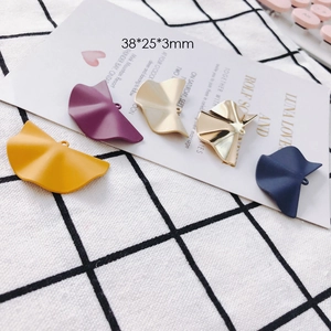 Makroaufnahme von 38x25x3mm gefächerten DIY-Anhängern für Schmuckherstellung in Multicolor