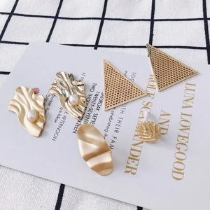 Goldene geometrische Schmuckanhänger mit Perlen und Mesh-Dreiecken für DIY-Ohrringe