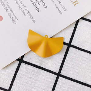 Detail eines gelben, matten fächerförmigen Anhängers mit Wellenstruktur für DIY-Schmuck