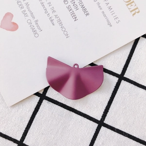 Detailansicht des dunkelvioletten, fächerförmigen Plissee-Anhängers für DIY-Schmuck