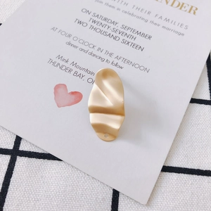 Detailansicht der unregelmäßigen welligen vergoldeten Metallanhänger für DIY-Schmuck
