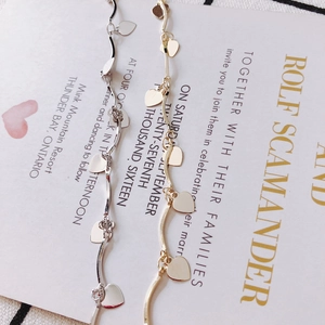 Minimalistische hartvormige bedelkettingen in goud en zilver vanuit een hoek van 45 graden