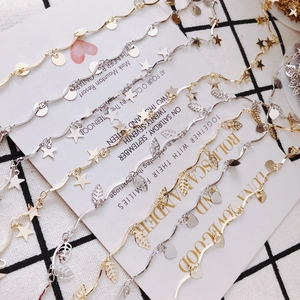 Detail van DIY lange gouden en zilveren kettingen met ster-, blad- en hartbedels