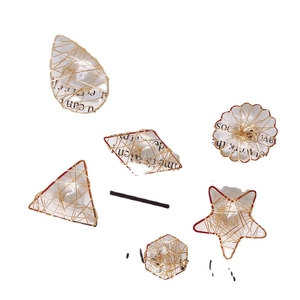 Pendenti geometrici fai-da-te in filo dorato con zirconi incastonati e motivi vintage