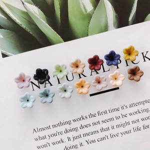 Makroansicht bunter matter Blumenperlen mit Mittelloch für DIY-Schmuckherstellung