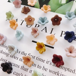 Makroaufnahme bunter matter Blumenperlen für DIY-Schmuck und Bastelprojekte