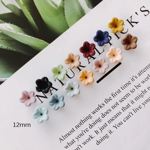 Detailansicht der 12mm bunten Blumen-Harzperlen für DIY-Schmuck und Haarzubehör