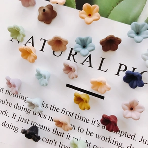 Makroaufnahme von matten bunten Blumenperlen für DIY-Schmuck in Morandi-Tönen