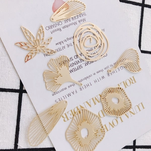 Detailansicht vergoldeter Legierungsanhänger mit Ginkgo- und Ahornblatt-Motiven für Schmuck
