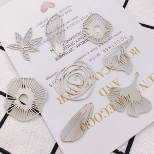 Detailansicht silberner DIY-Schmuckanhänger aus Legierung mit Ginkgoblatt und Geometrie