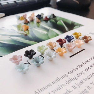 Flache Ansicht bunter blumenförmiger Harzperlen in matten Oberflächen für DIY-Schmuck