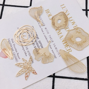 Detailansicht goldener DIY-Anhänger aus Legierung mit Ginkgo- und Ahornblatt-Motiven