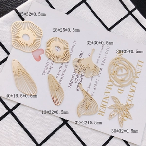 Makro-Detail geometrischer Legierungsanhänger mit 0,5mm Dicke und feinen Texturen