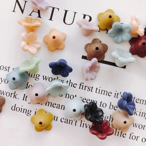 Bunte matte Blumenanhänger für DIY-Schmuckherstellung mit zentralem Fädelloch