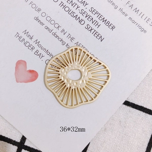 Makroaufnahme von 36x32mm goldenem Sonnenstrahl-Anhänger für DIY-Schmuck und Ohrringe