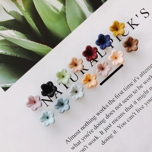 Matte bunte Blumenanhänger für DIY-Schmuck mit zentralem Einfädelloch im Set