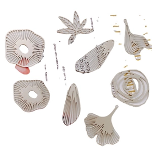 Verschiedene vergoldete geometrische Naturanhaenger wie Blaetter und Vogel fuer DIY Schmuck