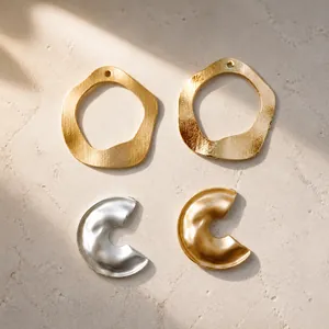 Minimalistische holle ronde en halvemaanvormige sieradenhangers van goud en zilver legering