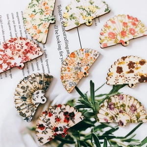 Ciondoli in legno a forma di ventaglio con motivi floreali e leopardati per gioielli DIY