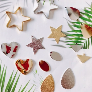 Set di ciondoli per gioielli fai-da-te con stelle glitterate, cuori marmorei e forme