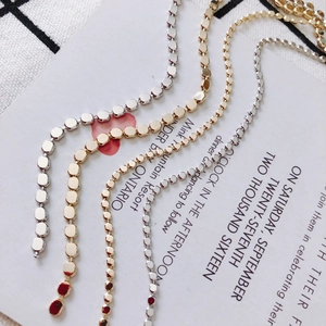 Detailweergave van vergulde en verzilverde metalen kettingen voor DIY-sieraden maken