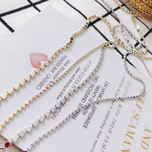 Gepolijste DIY-kogelkettingen in goud en zilver voor sieraden op decoratieve doek