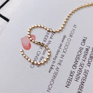 Macro-opname van de vergulde vierkante kralenketting voor doe-het-zelf sieradenontwerp