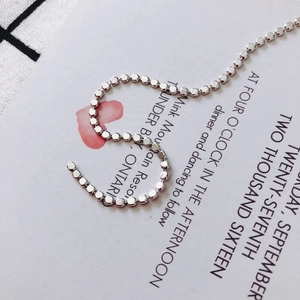 Detail van zilveren kubuskralen ketting voor DIY sieraden op decoratieve kaart