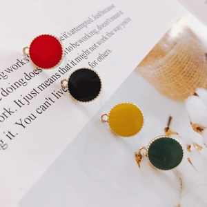 Vier bunte Legierungsanhänger mit goldenem Zahnradrand für DIY-Schmuckherstellung