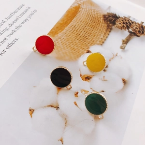 Vierteiliges Set bunter runder Legierungsanhänger mit Wellenrand für DIY-Schmuck