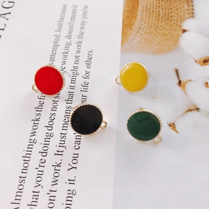 Detailansicht goldgeränderter Emaille-Anhänger in Rot Gelb Schwarz Grün für DIY Schmuck