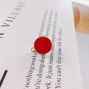 Detail eines roten Emaille-Anhängers mit goldenem Perlenrand für DIY-Schmuck