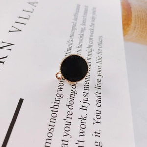 Detail von schwarzem Emaille-Anhänger mit goldenem Perlenrand und Öse für DIY-Schmuck