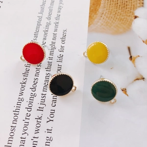 DIY minimalistische runde Ohrring-Steckverbinder in vier Farben mit goldener Perlenkante