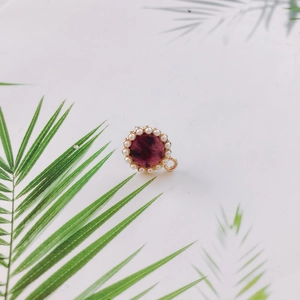 Vue détaillée du pendentif rond en fourrure léopard avec perles et boucle de suspension